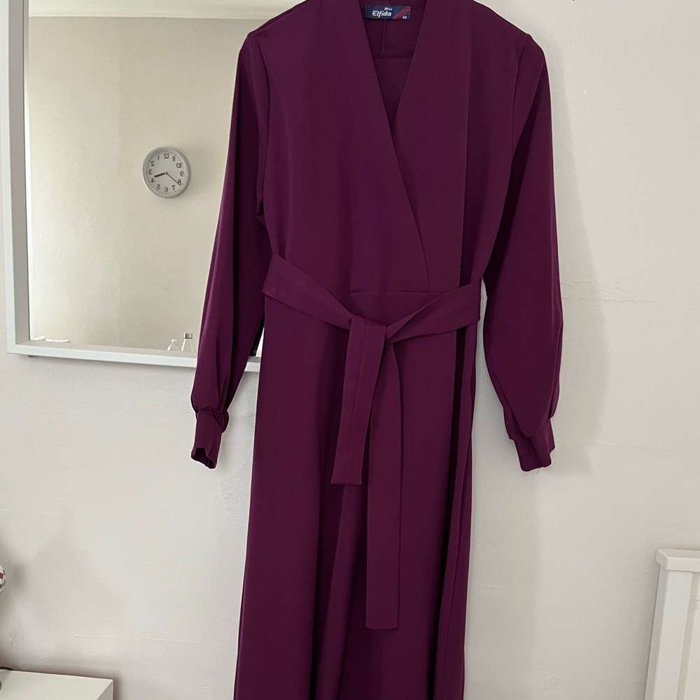 Miss Elfida purple colored maxi dress with belt. Size 42